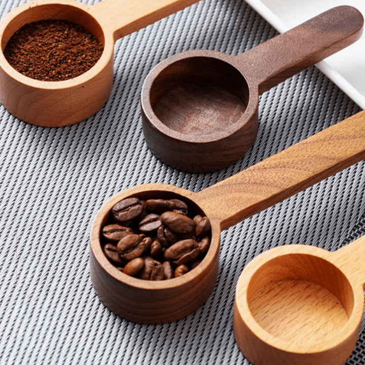 Set of wooden measuring spoons for precise cooking, featuring beech and walnut varieties, ideal for recipes or coffee.