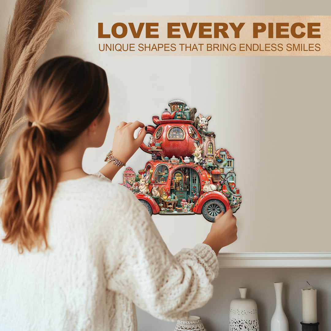 Puzzle en bois en forme de lapin flottant dans une tasse à thé