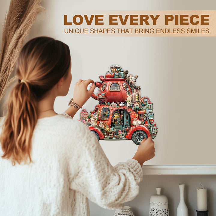 Puzzle en bois en forme de lapin flottant dans une tasse à thé