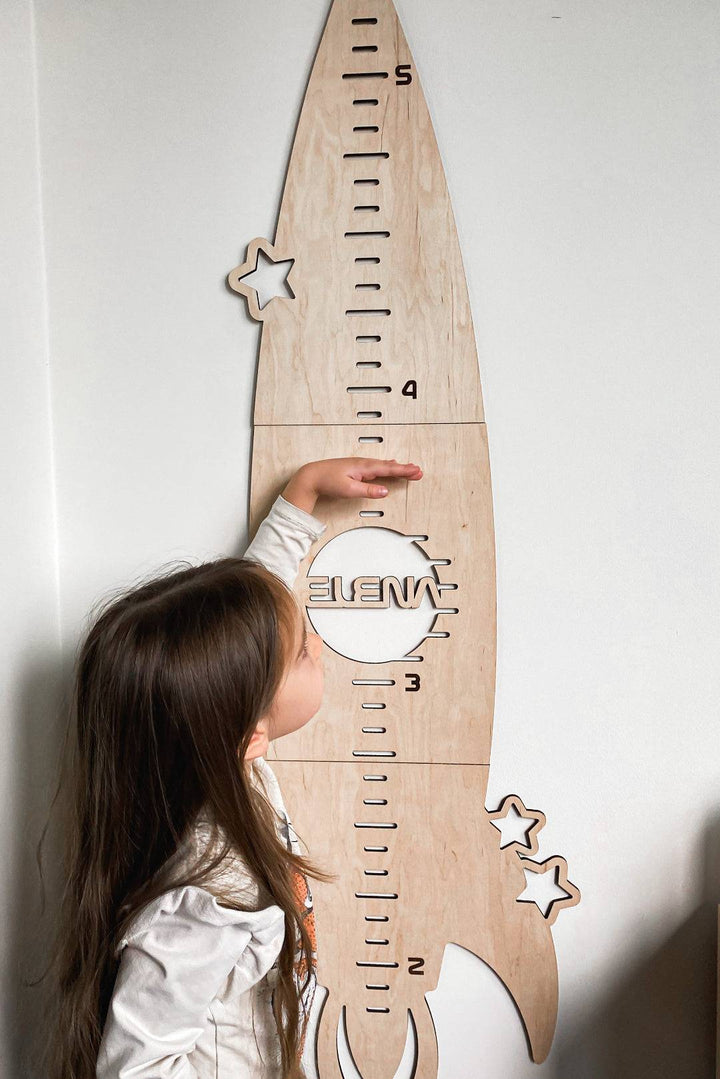 Tableau de croissance personnalisé sur le thème de la fusée en bois pour enfants