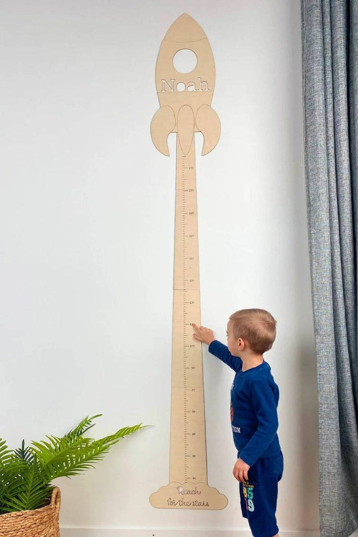 Personalisiertes Raketen-Wachstumsdiagramm aus Holz für Kinderzimmer